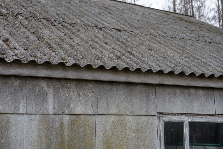 Alte Asbestzement-Wellplatten und Faserzement-Fassade